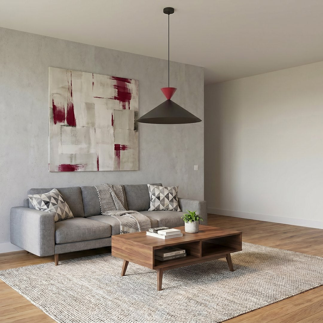 Ambiance salon gris, tableau abstrait bordeaux et suspension conique noire suspendue au plafond