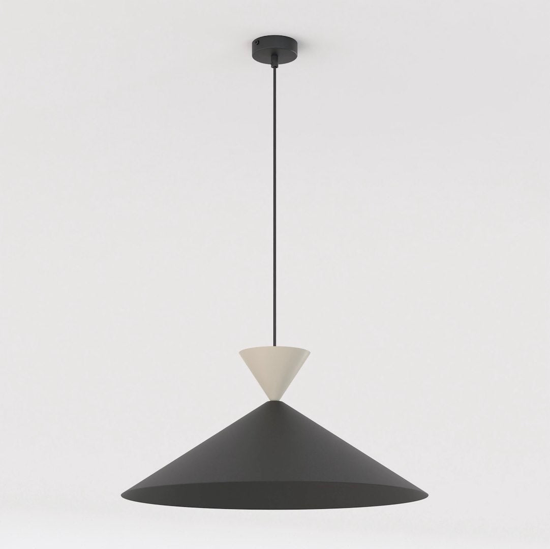 Luminaire suspendu noir et beige vu de profil sur fond clair