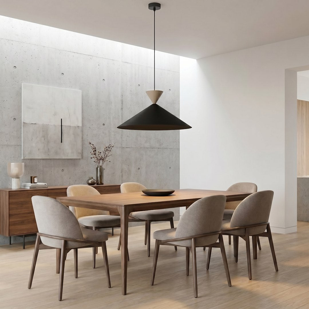 Suspension installée au-dessus d'une table en bois dans une salle à manger