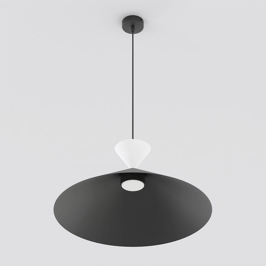 Vue en contre-plongée révélant l'intérieur noir et le diffuseur blanc