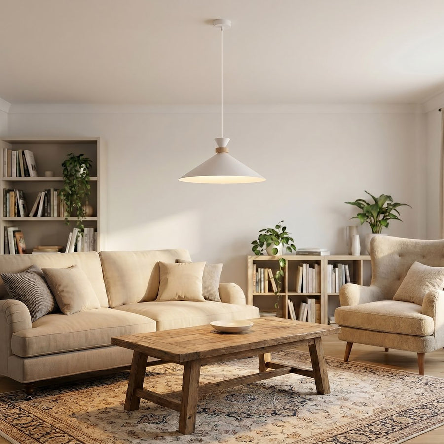 Suspension allumée dans un salon beige avec canapé, bibliothèque et tapis