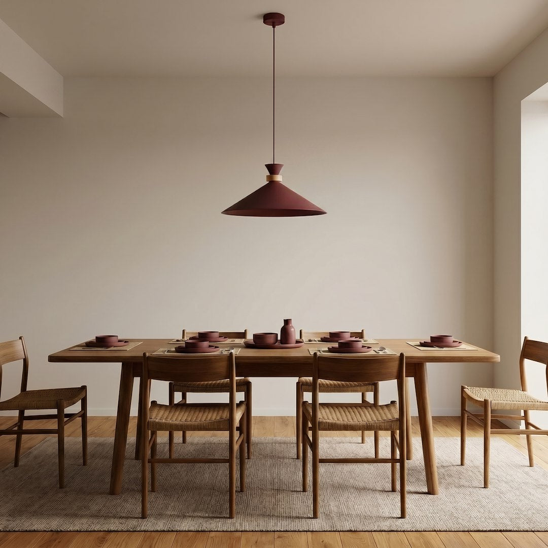 Mise en ambiance au-dessus d'une table à manger en bois avec chaises