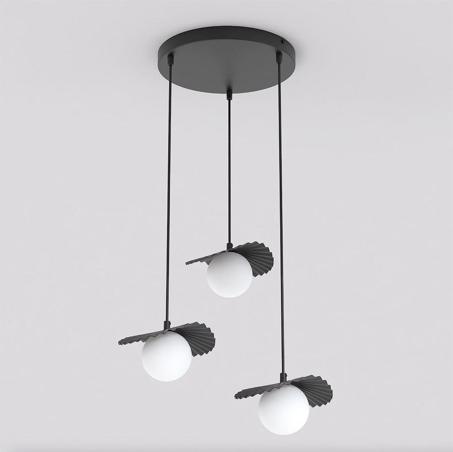 Suspension noire trois lumières, globes blancs et collerettes plissées, vue de face sur fond clair