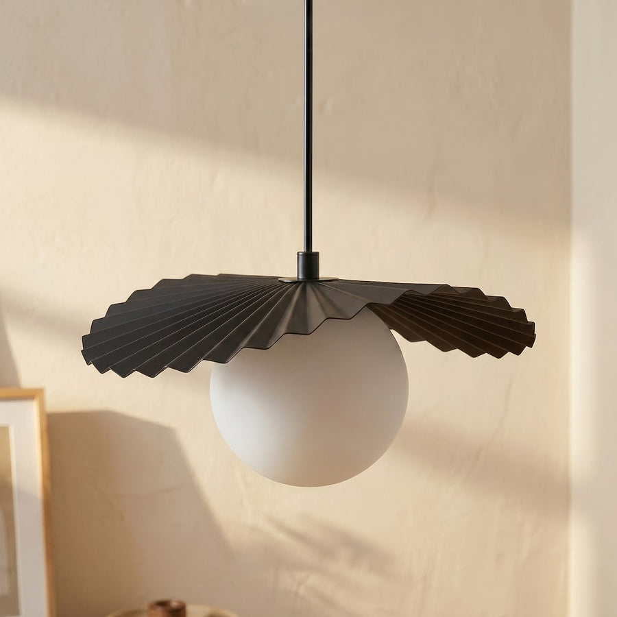 Détail rapproché d'une lumière, collerette noire plissée et globe de verre blanc