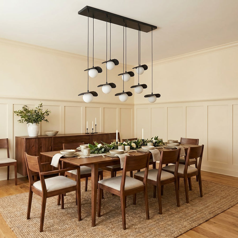 Ambiance salle à manger classique avec suspensions alignées au-dessus d'une grande table dressée