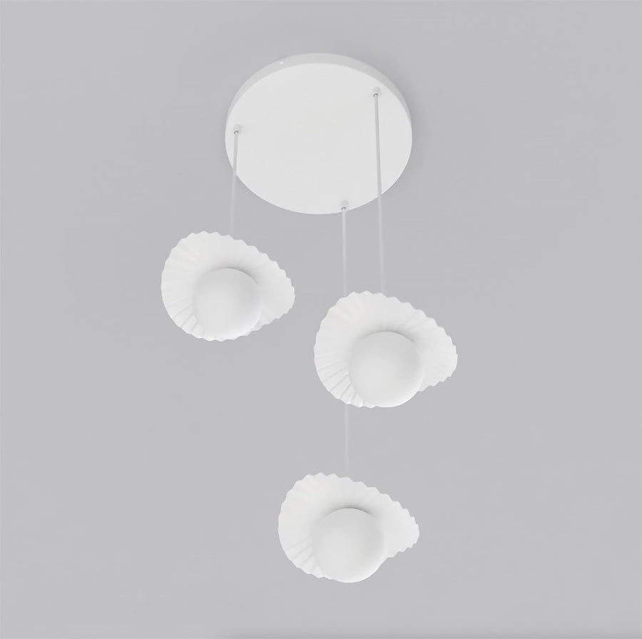 Vue rapprochée des trois diffuseurs plissés blancs et globes, prise de dessous.