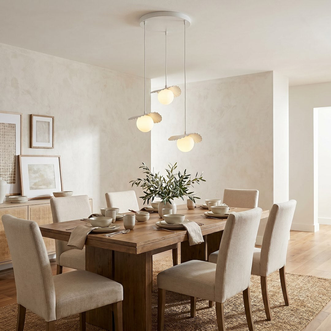 Mise en ambiance salle à manger : suspension blanche éclairée au-dessus d'une table en bois.