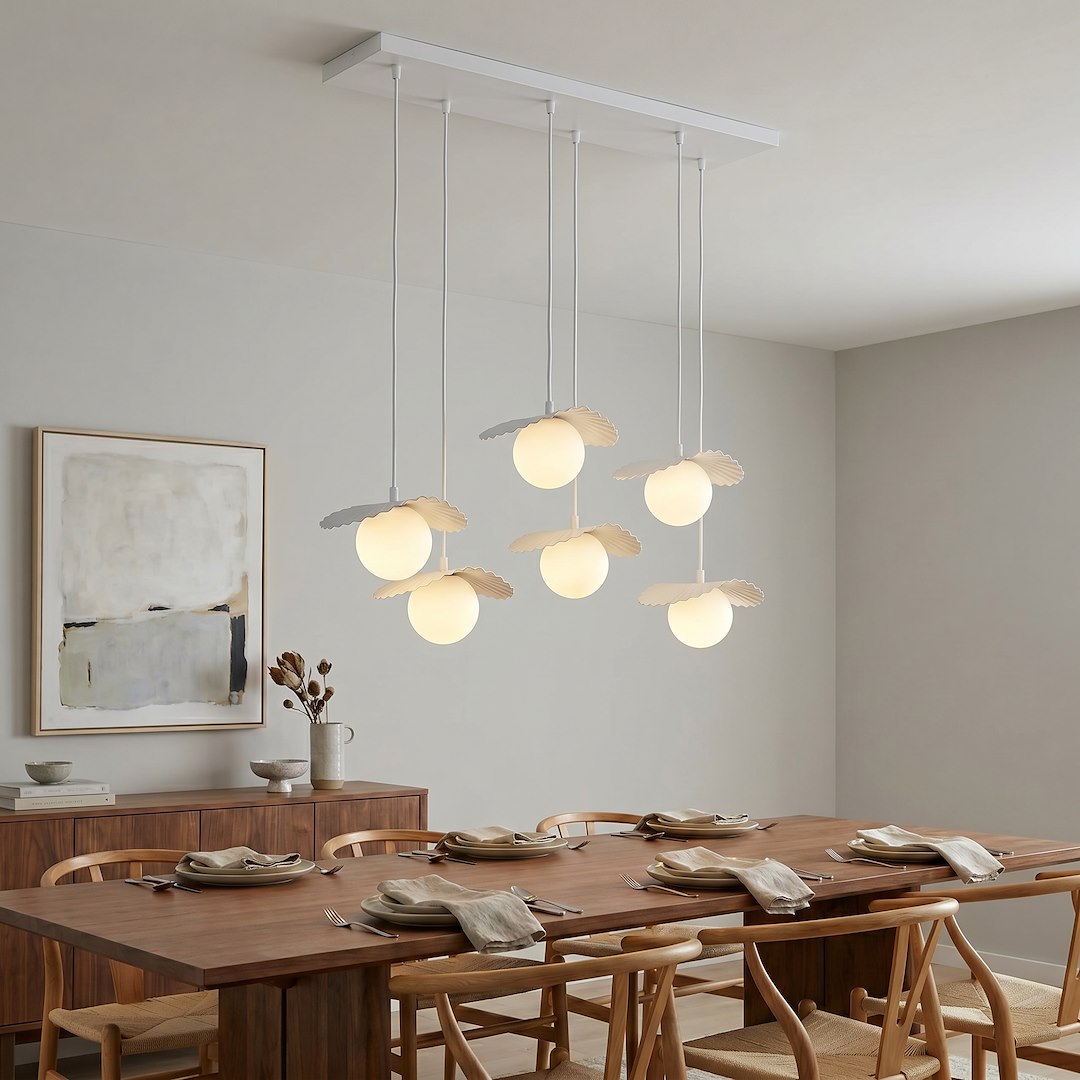 Ambiance salle à manger en bois clair éclairée par six globes
