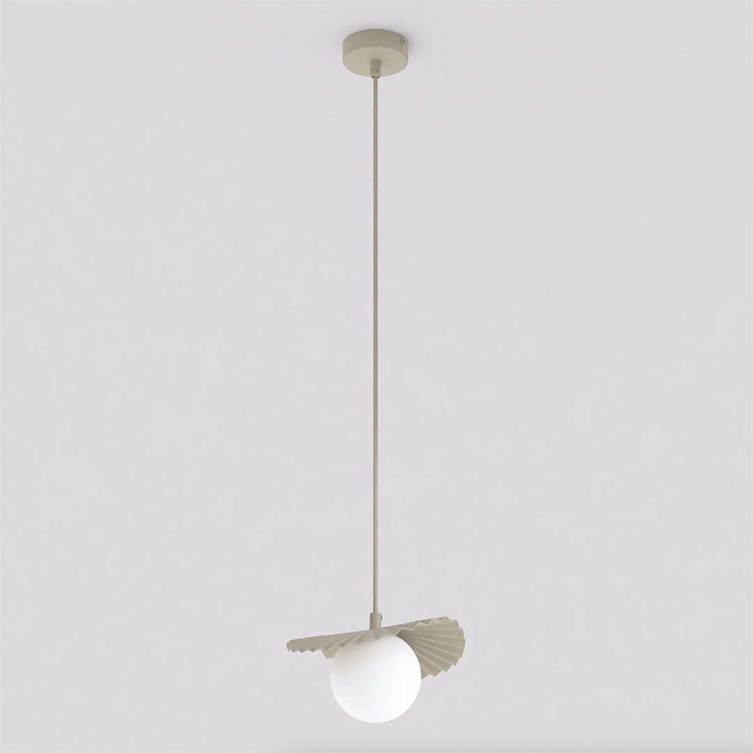 Suspension beige avec abat-jour plissé et globe en verre blanc, vue de face sur fond blanc.