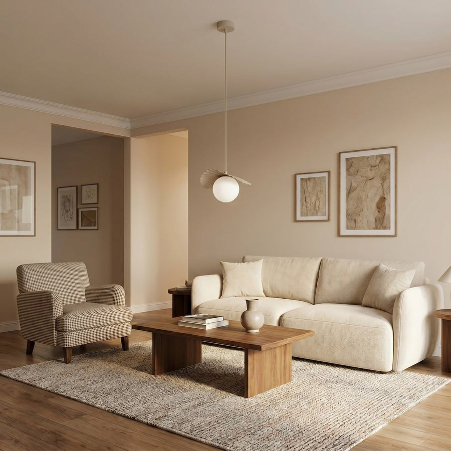Luminaire suspendu beige et blanc dans un salon beige, au-dessus d'une table basse rustique.
