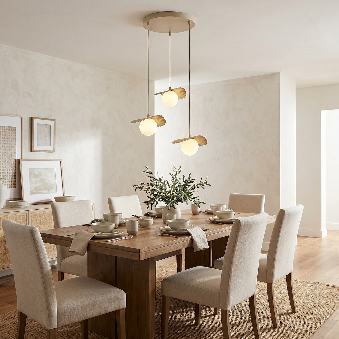 Mise en ambiance au-dessus d'une table à manger en bois avec chaises beiges.