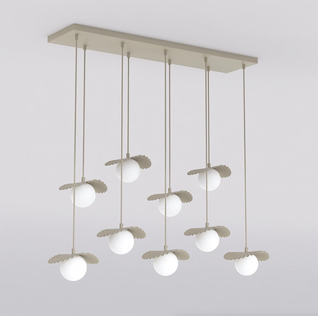 Vue de face de la suspension, plateine beige et neuf globes blancs suspendus à hauteurs variables