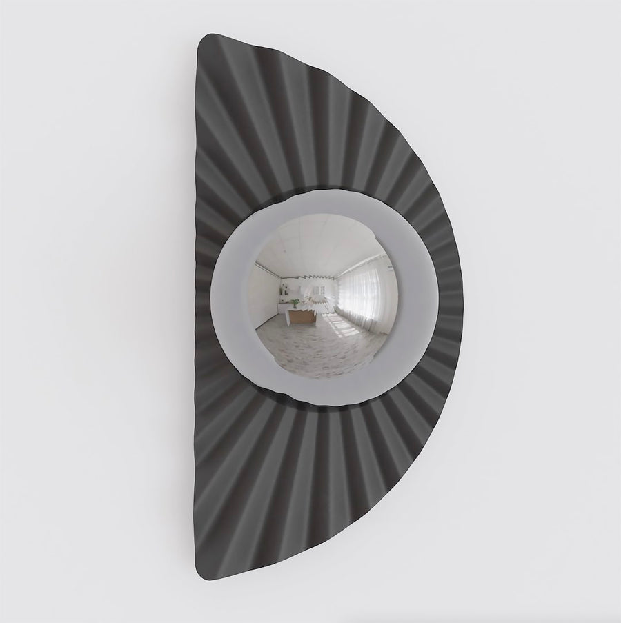 Vue de face de l'applique noire avec sa sphère en verre fumé réfléchissante