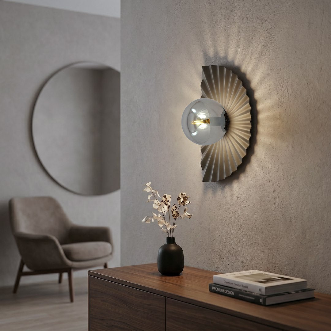 Ambiance chaleureuse, l'applique allumée projette des rayons lumineux sur le mur