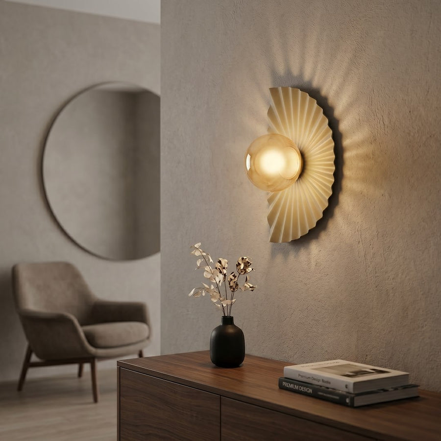 Scène d'intérieur avec fauteuil et miroir rond, applique allumée sur mur texturé