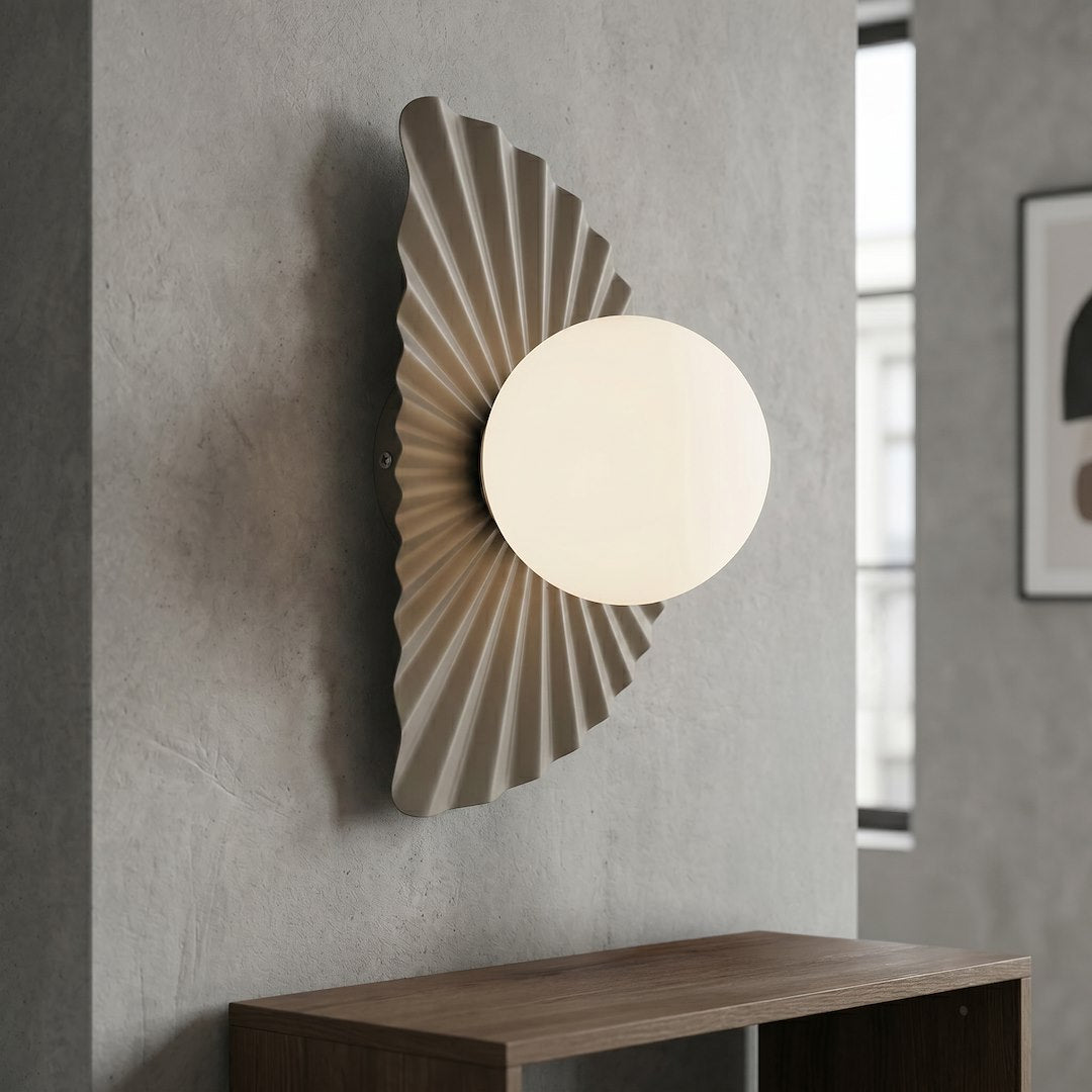 Applique allumée fixée sur un mur béton, halo lumineux diffus