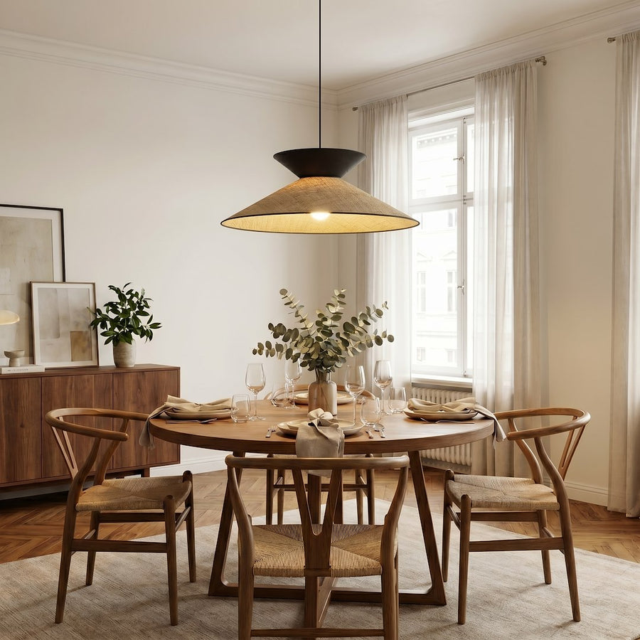 Salle à manger, luminaire suspendu au-dessus d'une table ronde en bois et chaises.