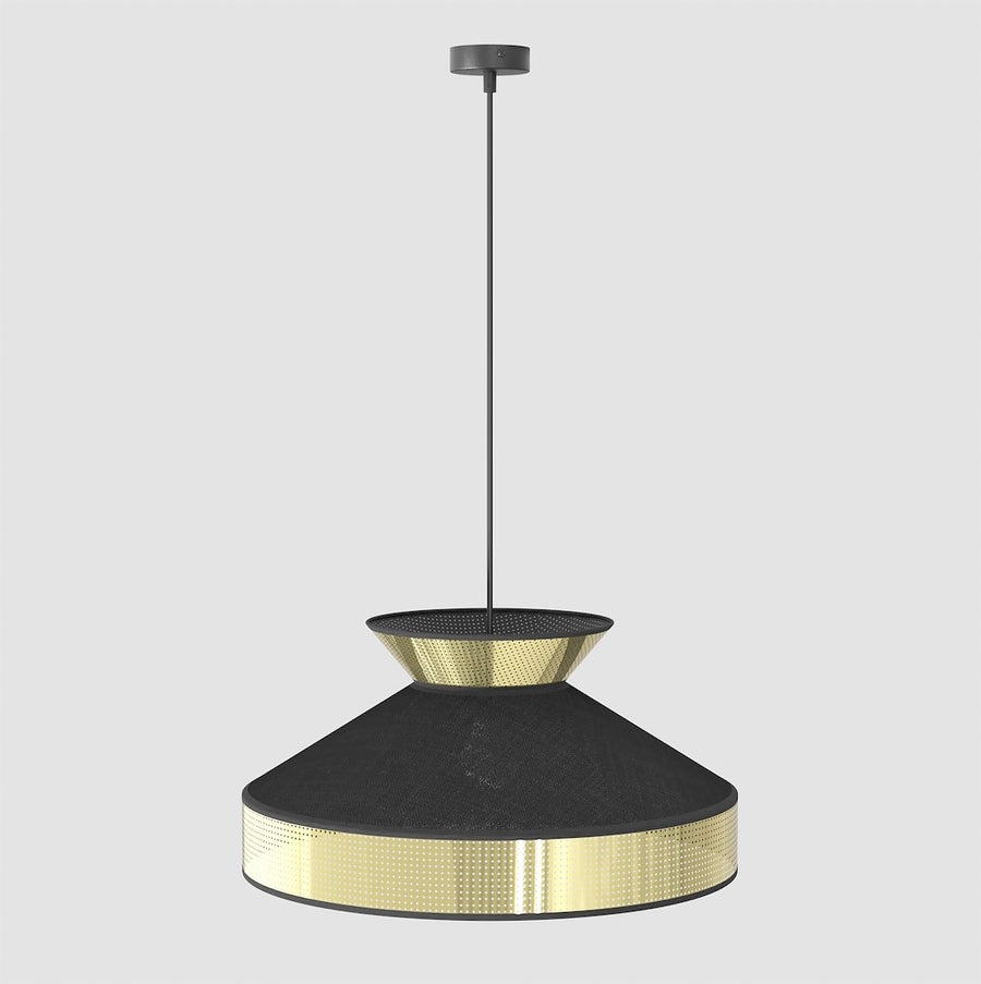 Vue de trois quarts du même luminaire suspendu, abat-jour noir et bandeau doré