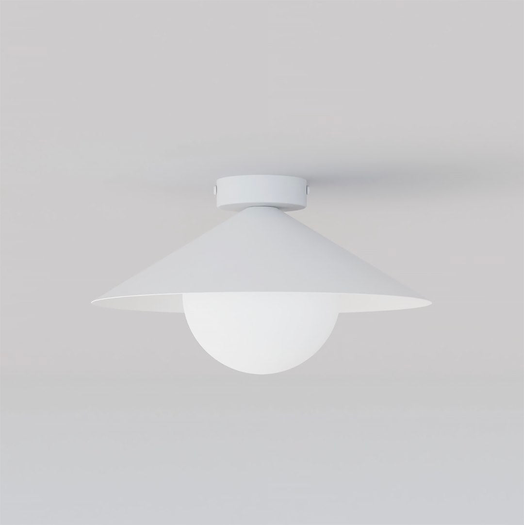 Plafonnier blanc de face sur fond gris clair, abat-jour conique et globe de verre