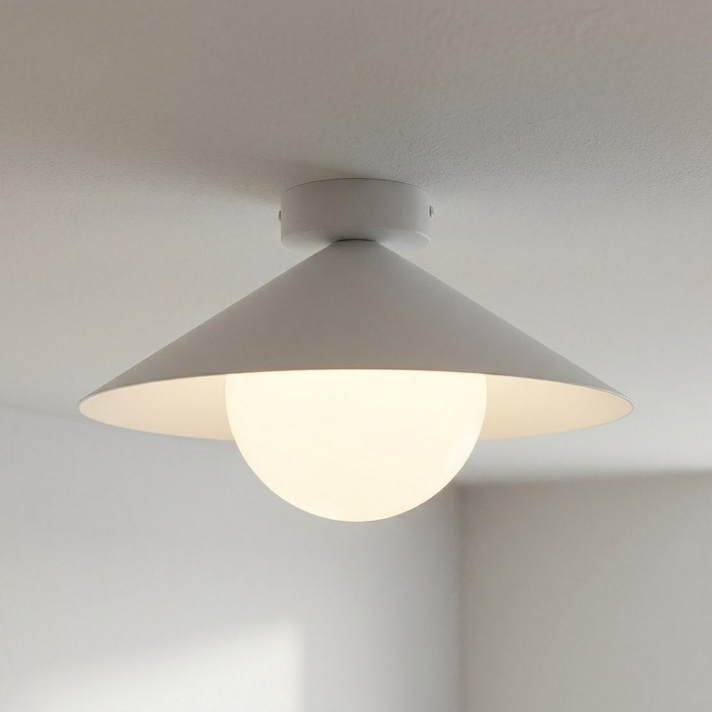Detail du luminaire allume, halo lumineux chaud traversant le verre depoli