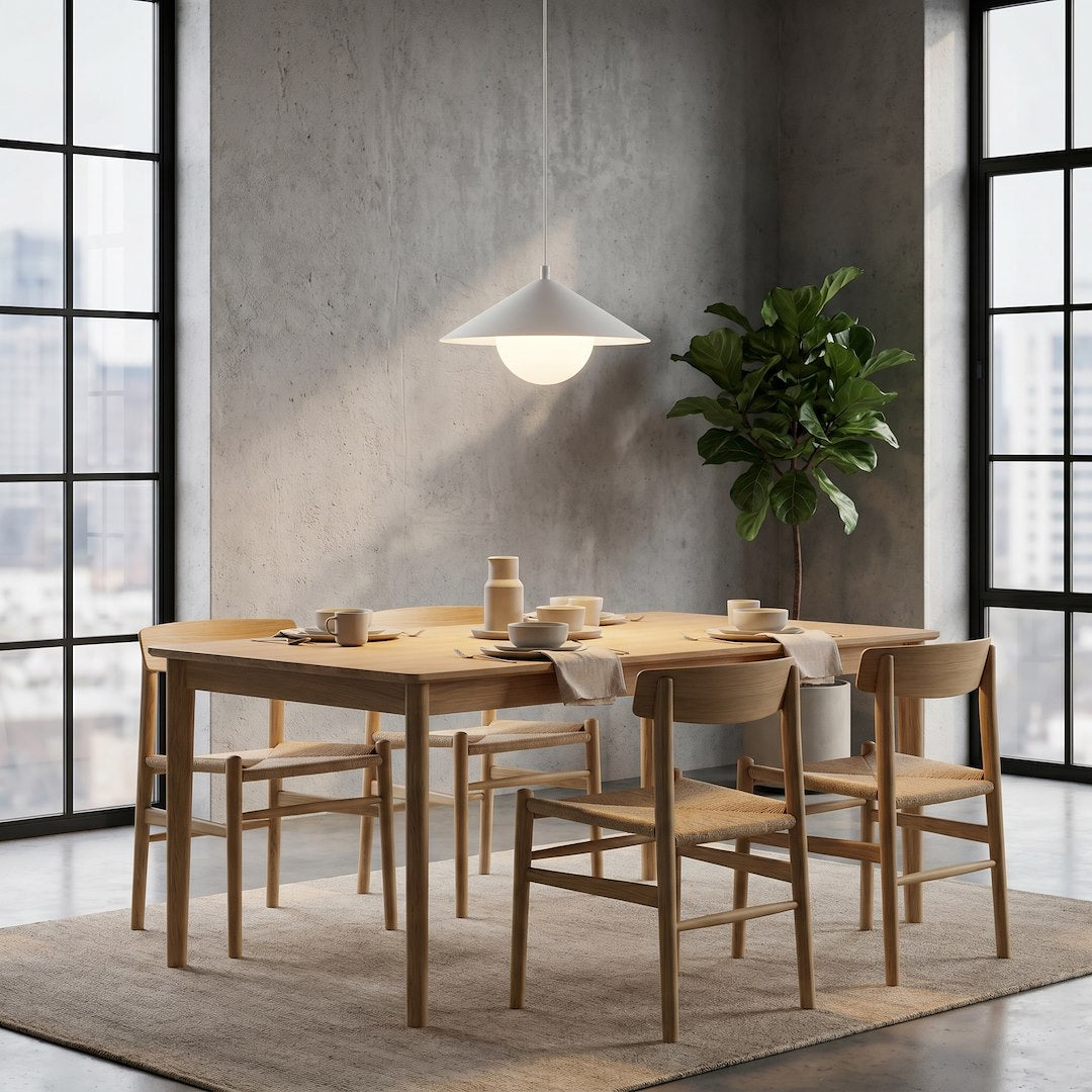 Mise en ambiance au-dessus d'une table à manger en bois, intérieur béton
