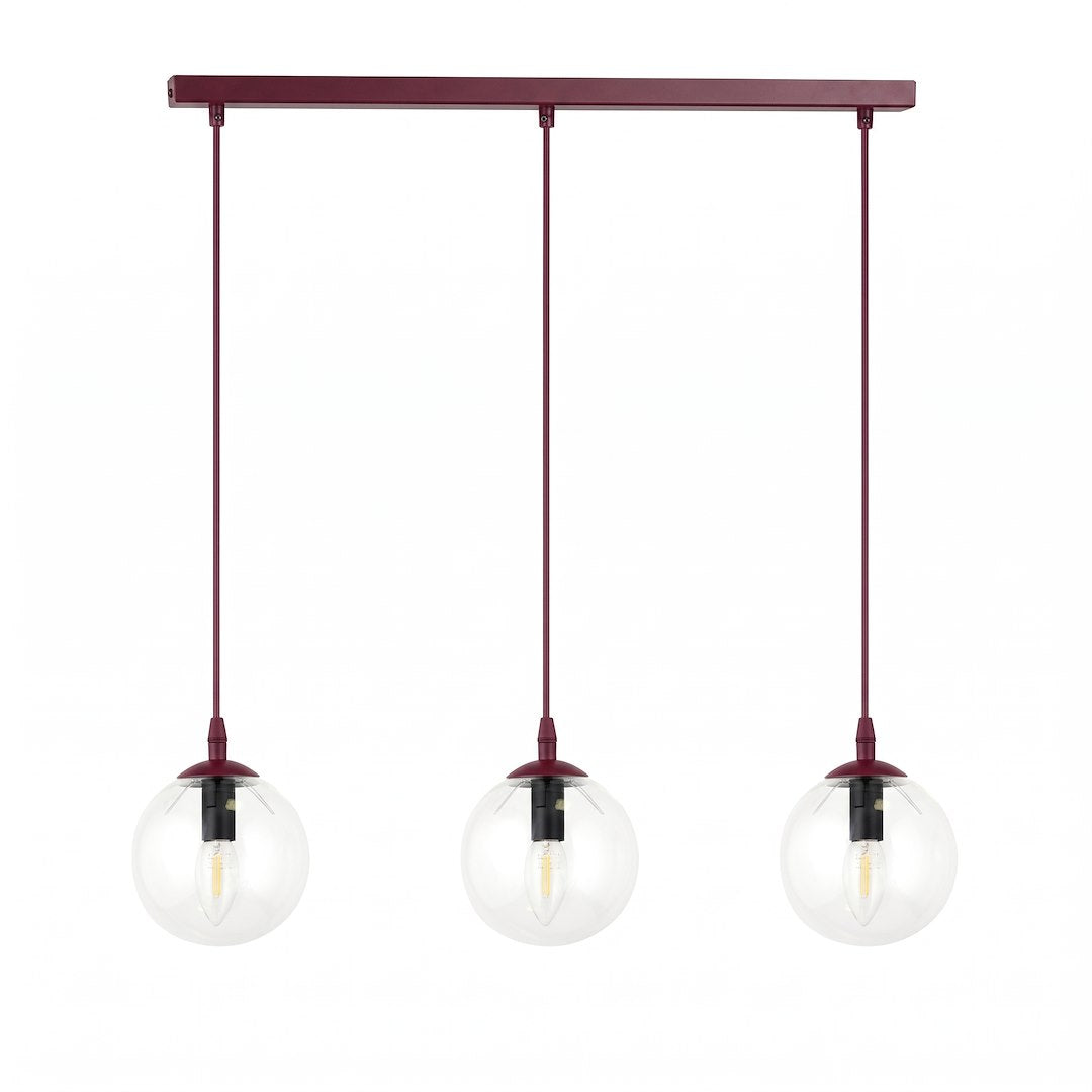 Suspension bordeaux à trois globes en verre transparent, vue de face sur fond blanc