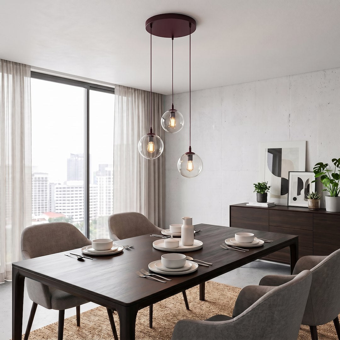 Mise en ambiance au-dessus d'une table à manger dans un séjour contemporain très lumineux