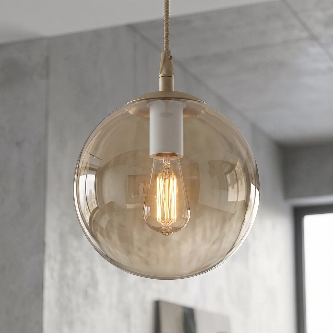 Gros plan sur la boule en verre ambré et l'ampoule à filament