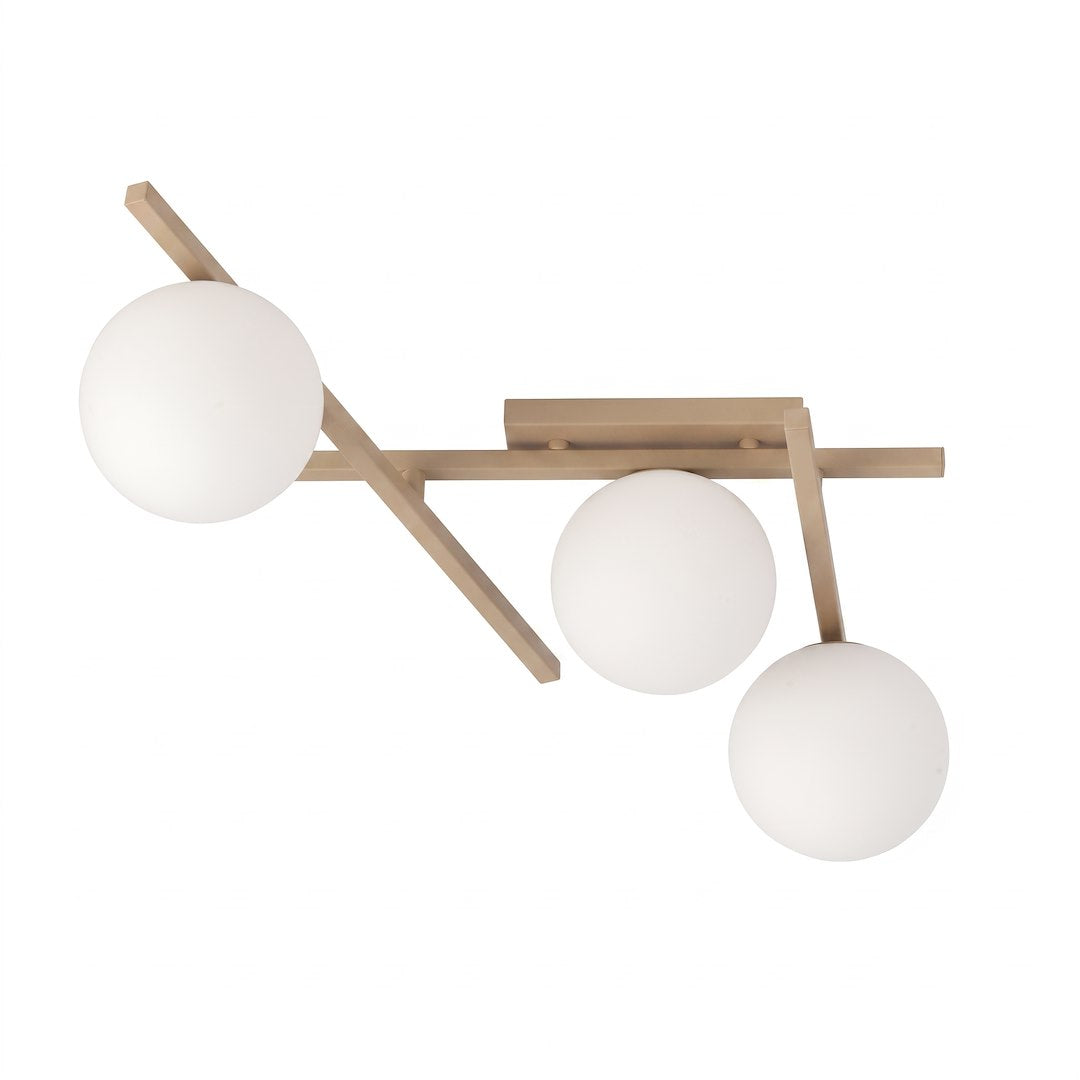 Plafonnier beige vu de trois quarts, trois globes de verre blanc sur tiges croisées