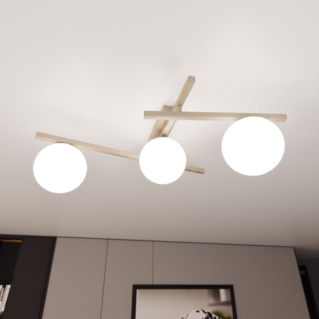 Vue plafonnée du luminaire allumé, halos lumineux blancs sur plafond clair