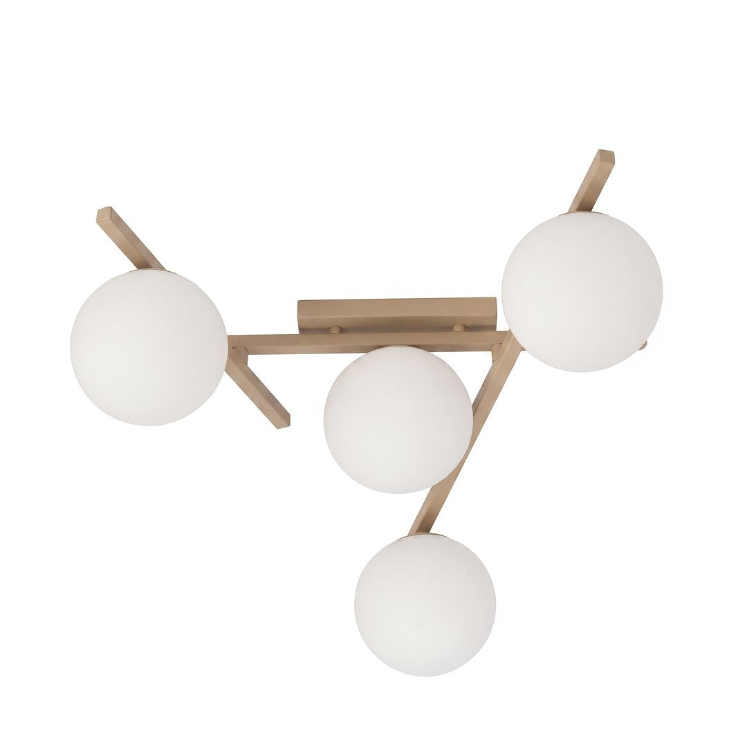 Luminaire plafonnier vu de face, quatre globes opalines sur bras beige
