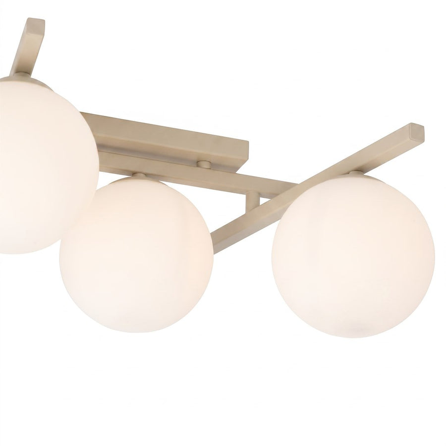 Gros plan sur les globes de verre blanc et la structure métal beige
