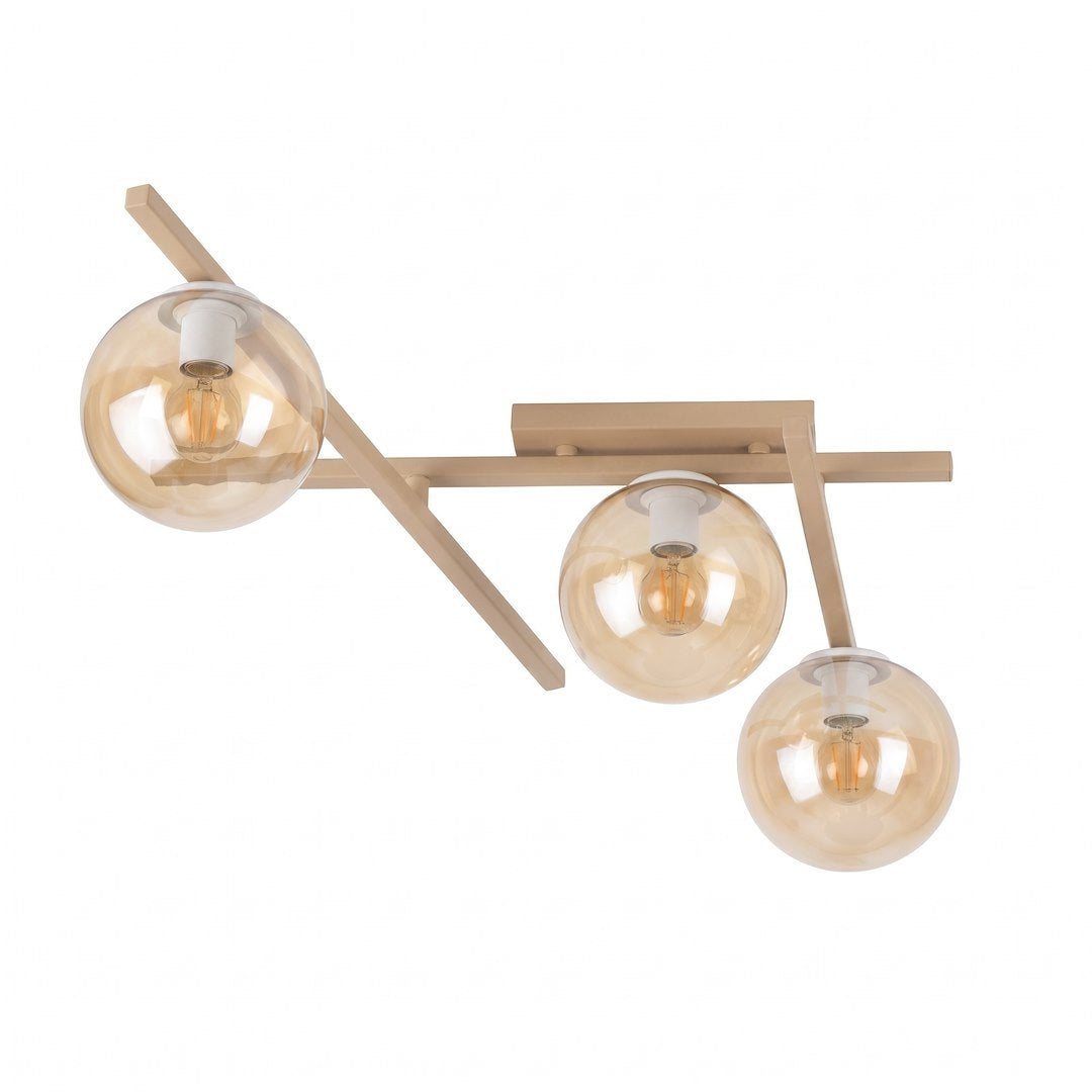 Plafonnier beige à trois globes en verre ambré, structure croisée, fond blanc.