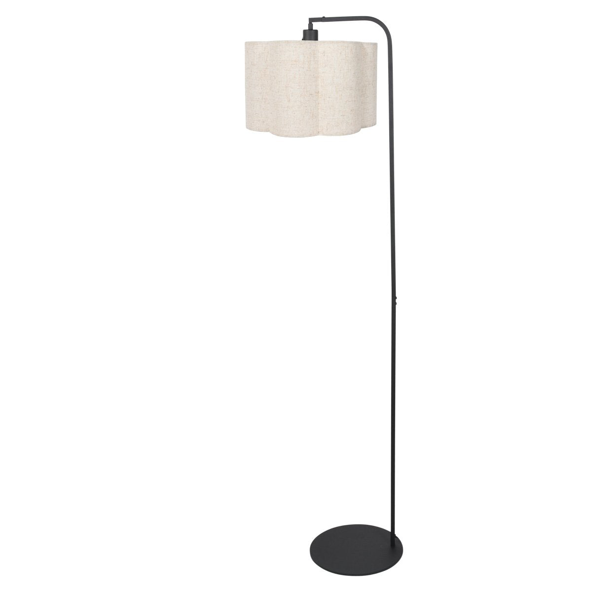 Vue en angle du lampadaire noir, abat-jour crème à bords ondulés et socle circulaire.