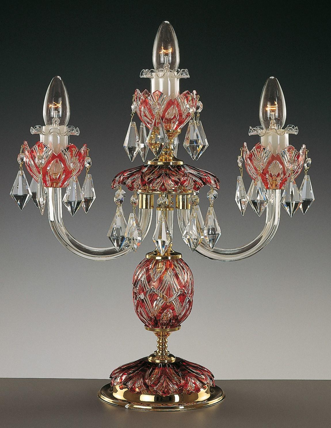 Lampe de table à trois bras en cristal rouge et laiton doré, vue de face.