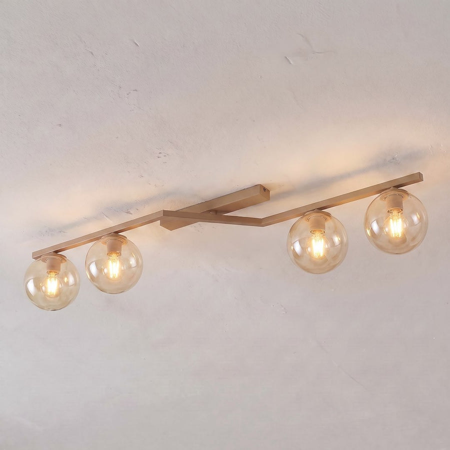 Vue rapprochée du luminaire fixé au plafond, ampoules allumées visibles