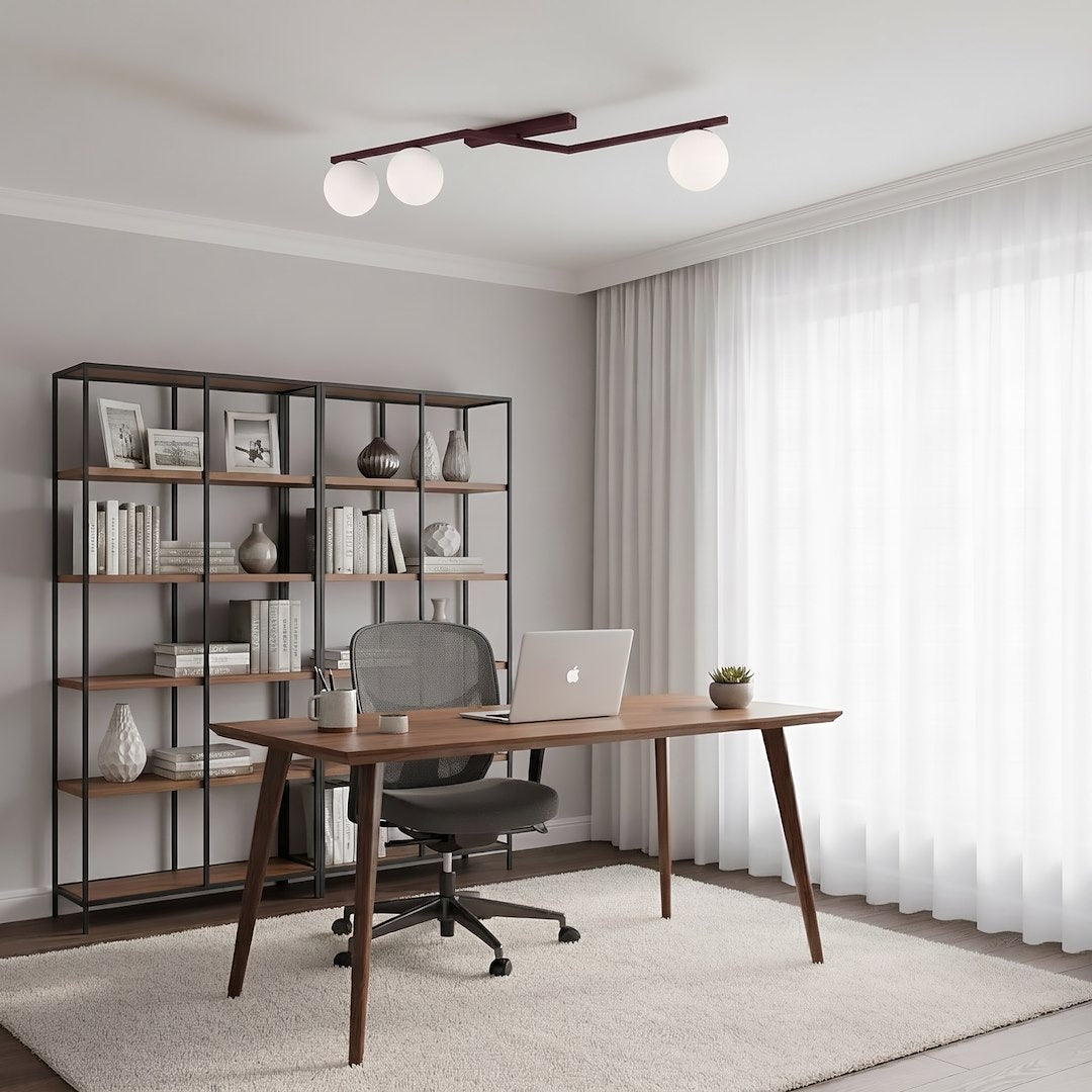 Mise en ambiance du luminaire au plafond dans un bureau avec bibliothèque.