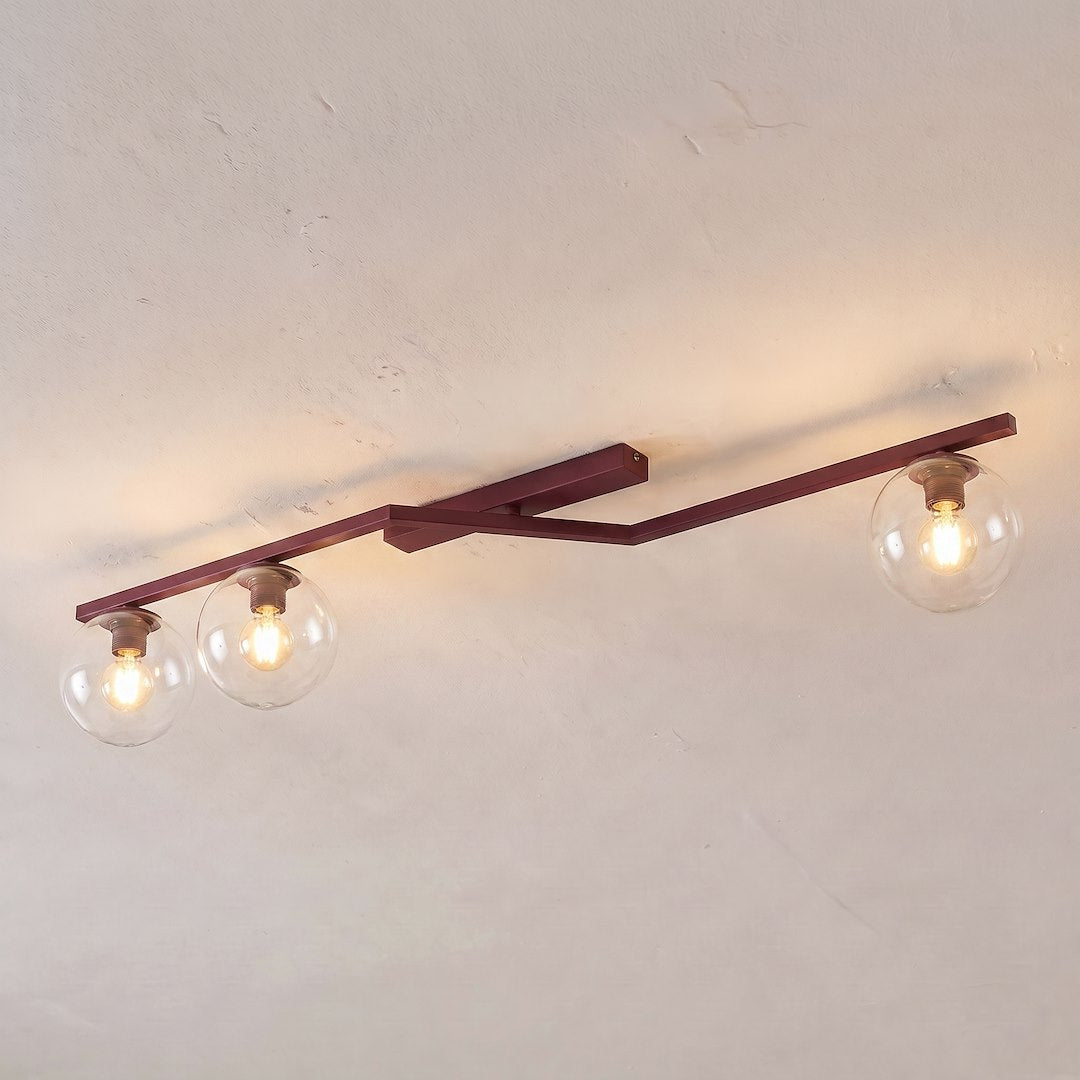 Plafonnier allumé fixé au plafond, lumière chaude sur fond blanc crème
