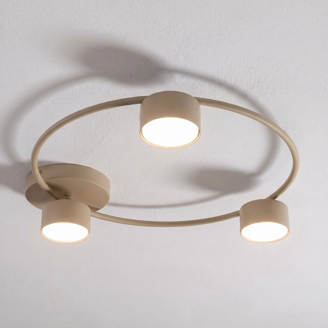 Luminaire fixé au plafond et allumé, ombres douces projetées sur le mur