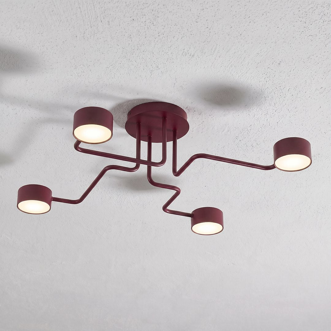 Vue rapprochée sous plafond, lumière chaude diffusée sur mur crème