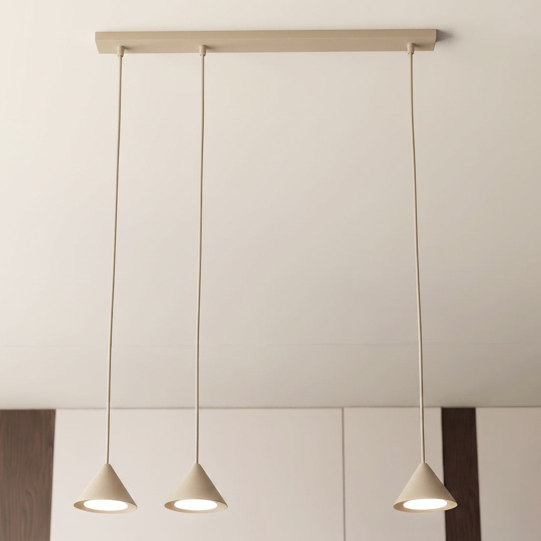 Vue en situation, luminaire allumé au plafond avec trois cônes beiges éclairés
