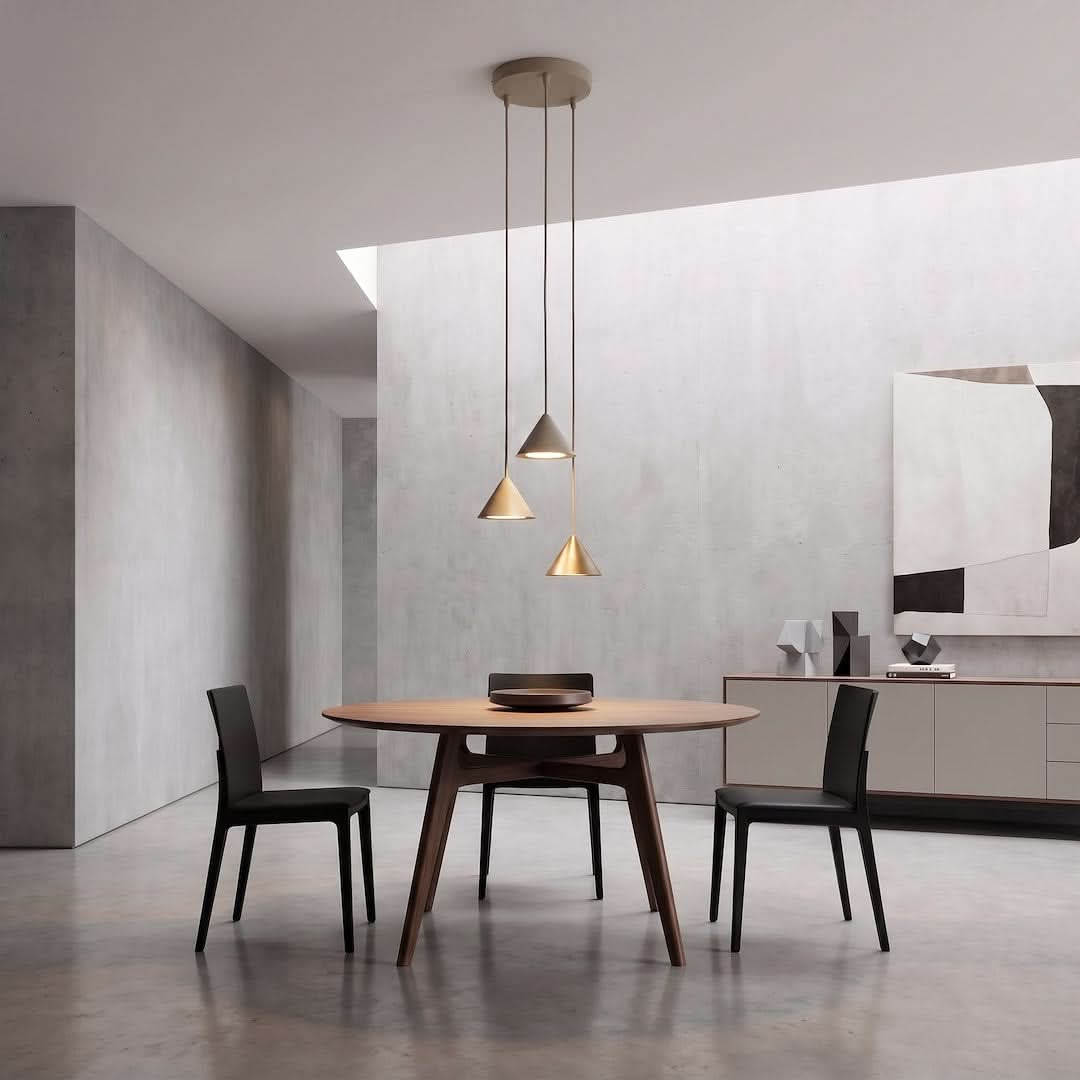 Mise en ambiance au-dessus d'une table ronde en bois, intérieur béton et toile abstraite
