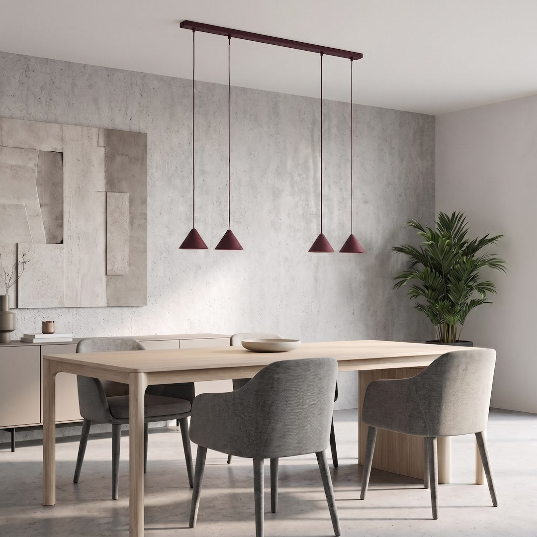 Mise en ambiance dans un intérieur béton avec table en bois, fauteuils gris et plante verte