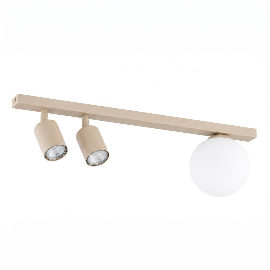 Plafonnier beige trois lumières vu de face sur fond blanc, spots orientables et globe.