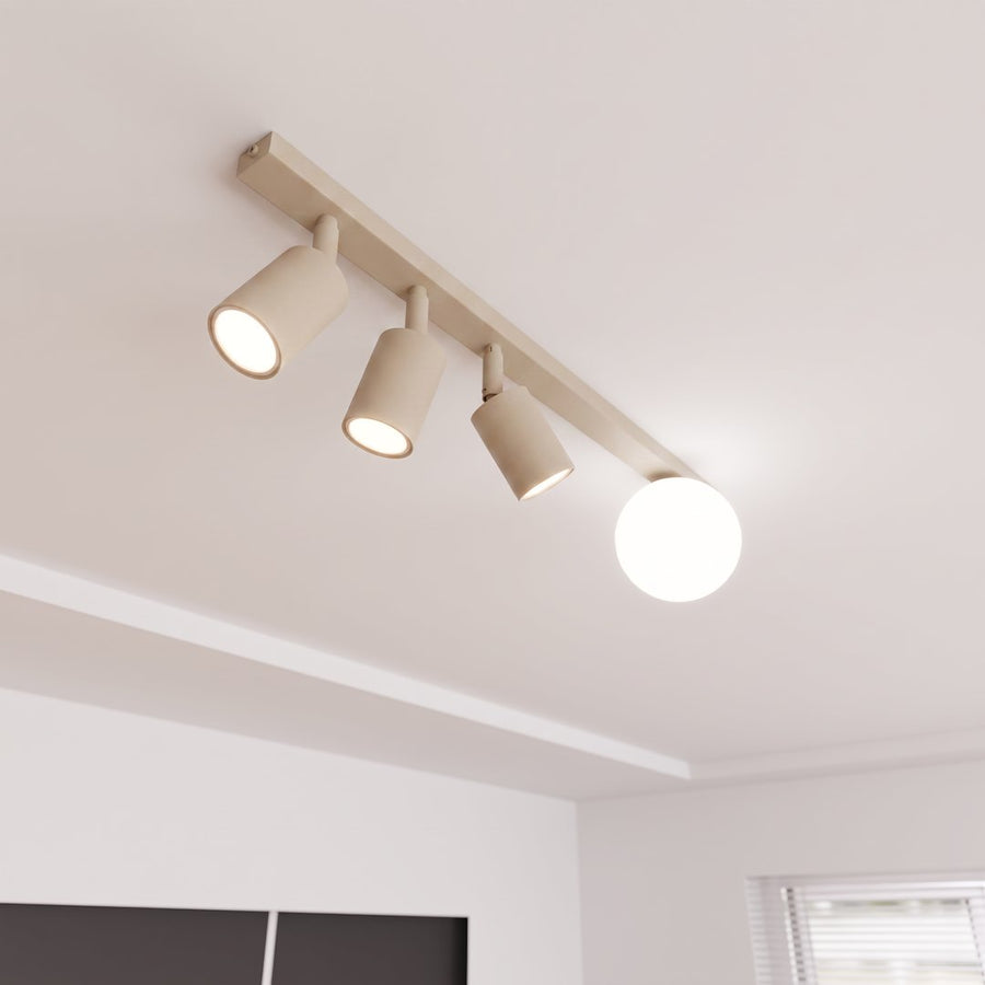 Vue en contre-plongée du luminaire éclairé fixé au plafond d'une pièce blanche