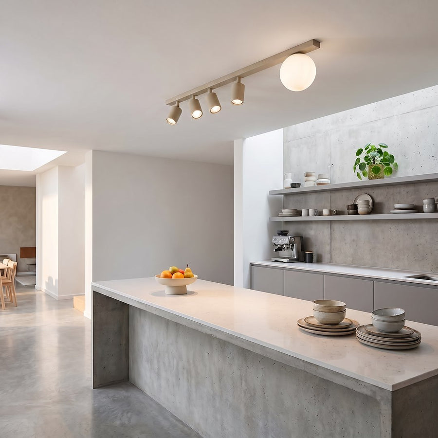 Vue d'ensemble du luminaire fixé au plafond dans une cuisine ouverte au béton ciré