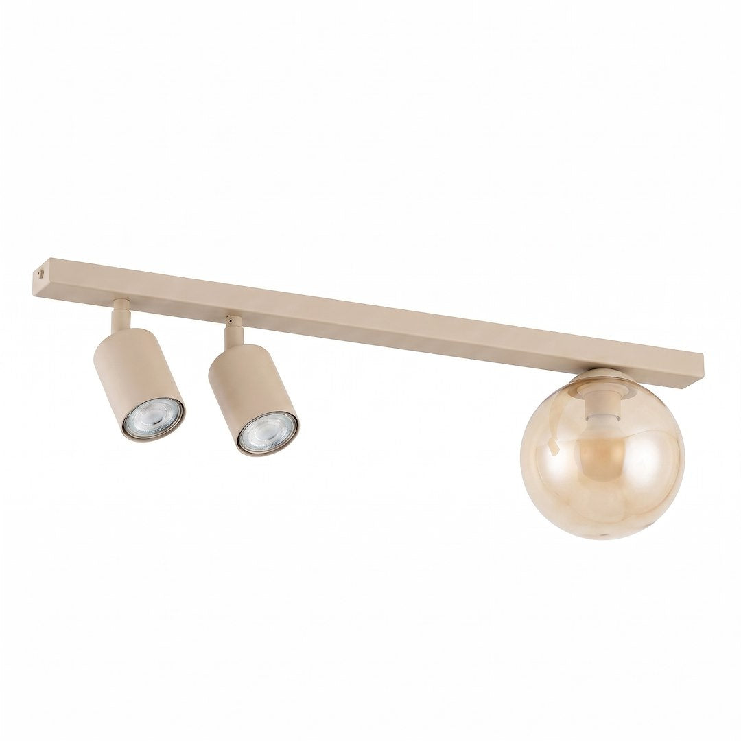 Plafonnier beige à trois lumières avec deux spots et une sphère en verre ambré.