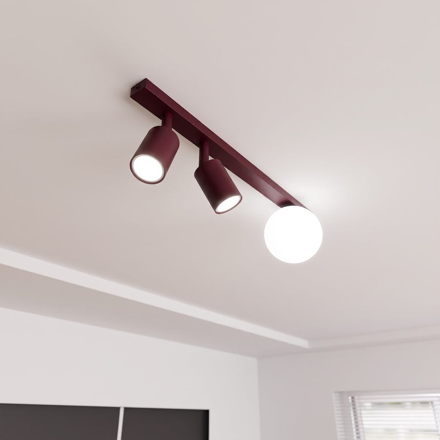 Luminaire fixé au plafond blanc, spots orientables allumés et sphère lumineuse