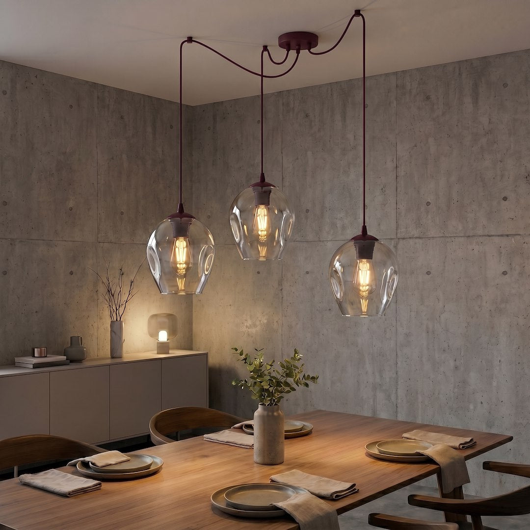Mise en ambiance au-dessus d'une table en bois, mur béton, éclairage chaud