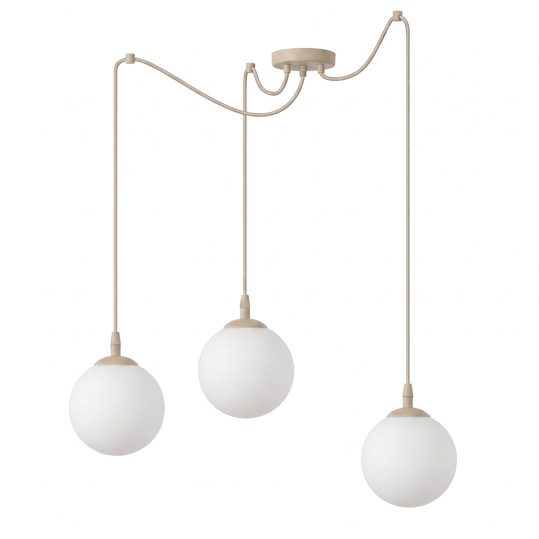 Suspension trois globes de verre blanc opalin sur fond blanc, de face